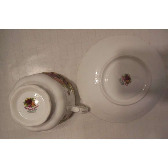 Vintage Royal Albert Old Country Roses Cup and Saucer Set - Picture 3 of 4